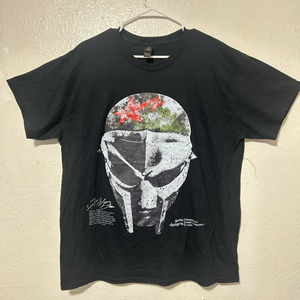 Gildan Black Graphic Tee with Artistic Design